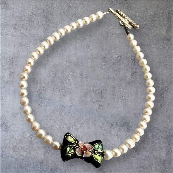 rice pearl bracelet with black Cloisonne bow enamel silver plated toggle - Picture 2 of 3